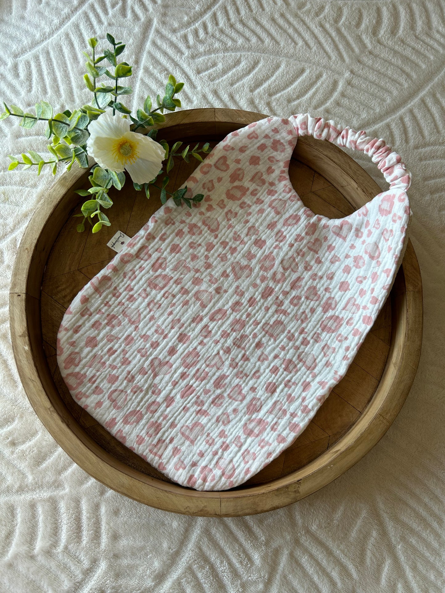 Bavoir élastique taille L « léopard rose »