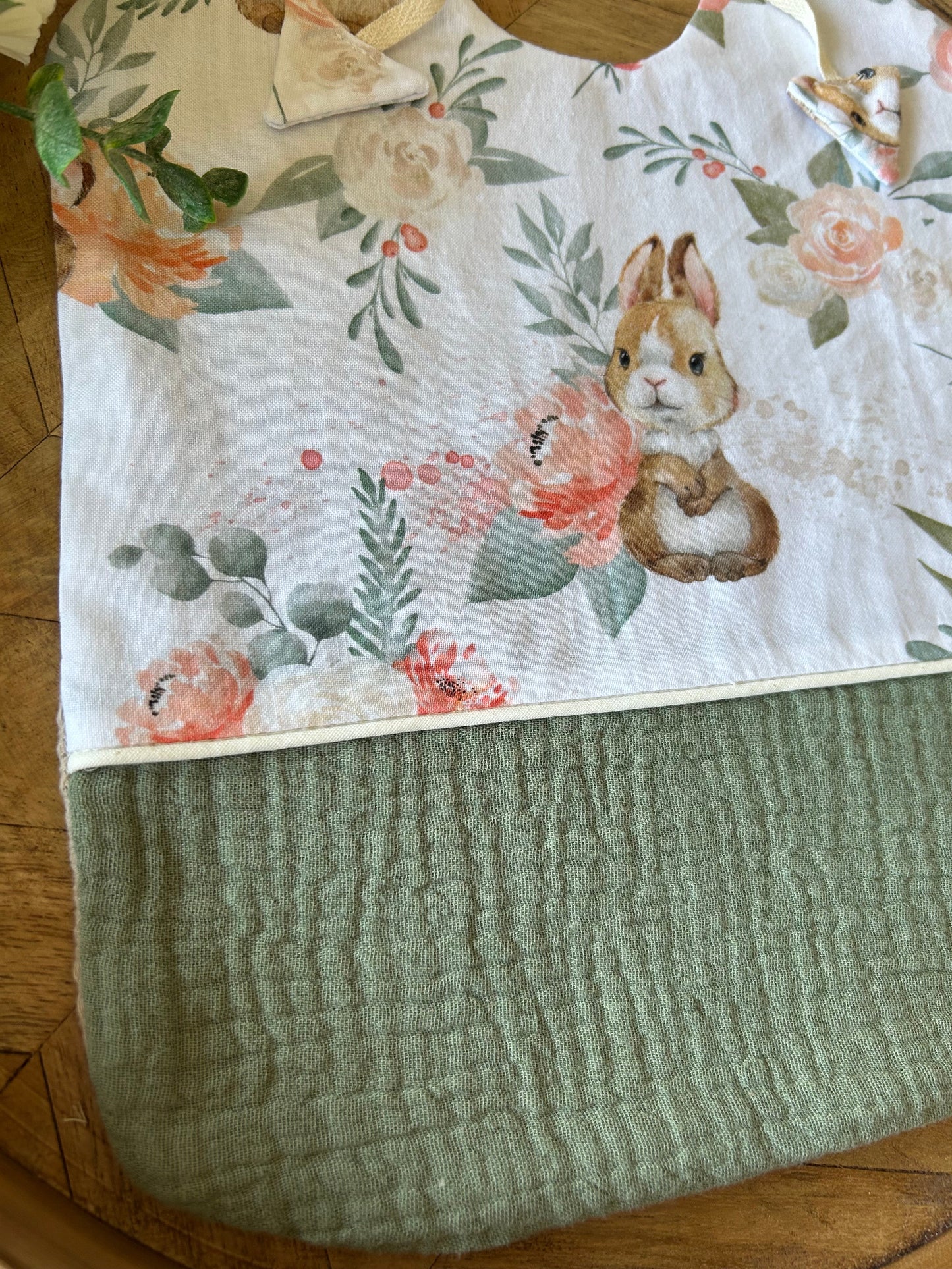Bavoir taille M « lapin vert » avec choix de couleur
