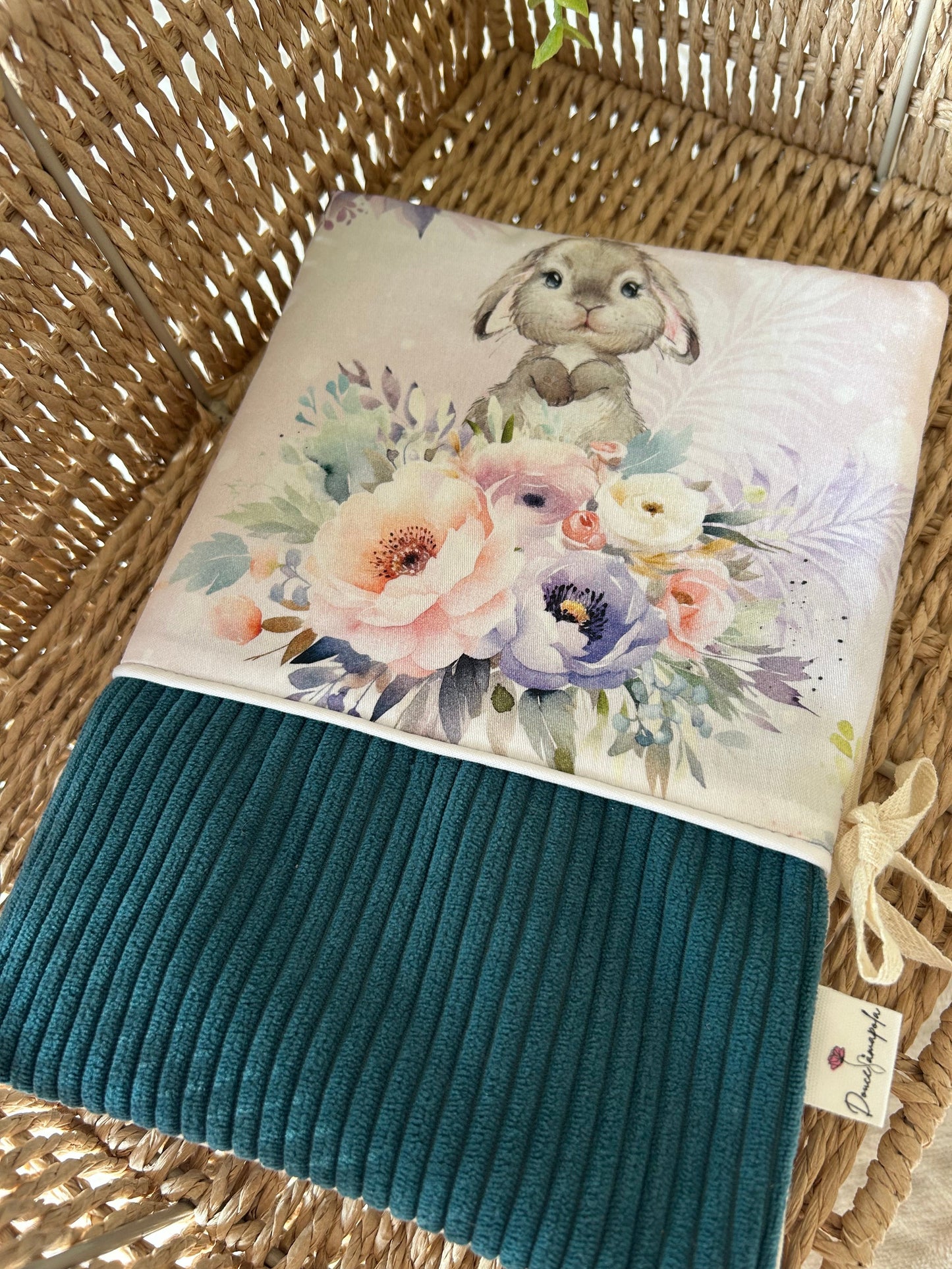 Protège carnet de santé « lapin gros fleur »