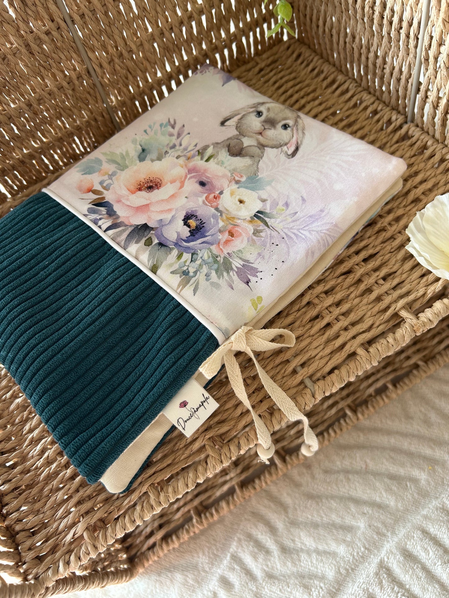 Protège carnet de santé « lapin gros fleur »