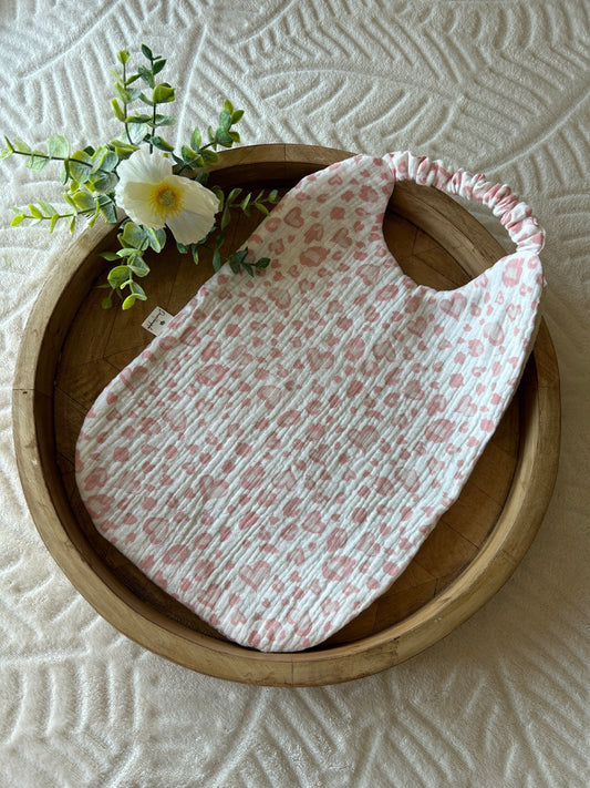 Bavoir élastique taille L « léopard rose »