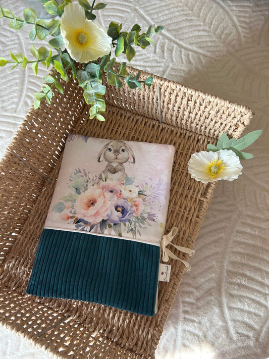 Protège carnet de santé « lapin gros fleur »